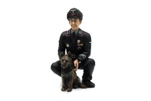 1/16 klečící německý plukovník Otto Paetsch se psem z 2 sv. války, ručně malovaný TORRO