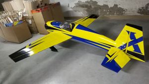 105.5" Slick 580 EXP - žlutá/modrá 2,67m ExtremeFlight